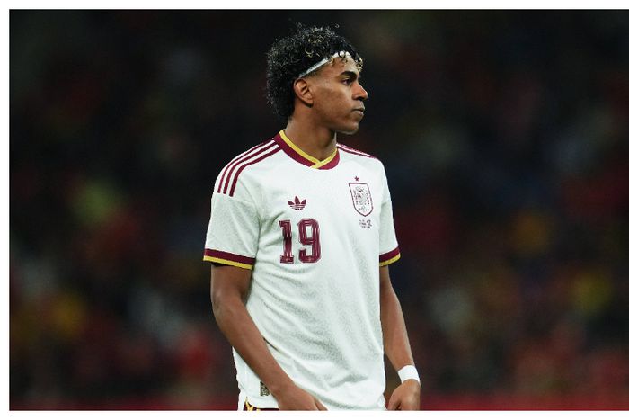 Yamal reacts angrily after Spanish chants