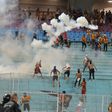 xtreme violence between Eastern supporters and the police, several injured among the police officers, ordered the game after the intervention of the civil protection who controlled the flames thrown on the field.