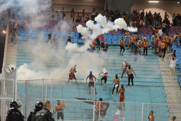 xtreme violence between Eastern supporters and the police, several injured among the police officers, ordered the game after the intervention of the civil protection who controlled the flames thrown on the field.