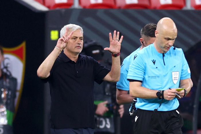 AS Roma boss Jose Mourinho confronts Anthony Taylor in parking lot after Europa League loss to Sevilla