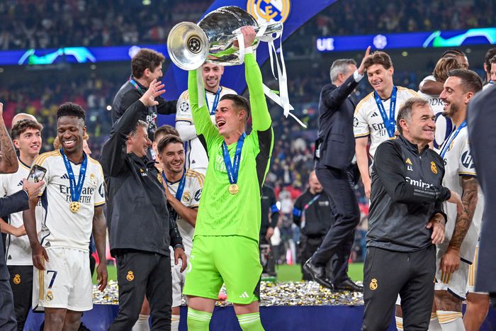 Goalkeeper Kepa Arrizabalaga (25) and the players of Real Madrid can raise the trophy as winners of the 2024 UEFA Champions League final between Borussia Dortmund and Real Madrid at Wembley in London. Copyright: xGonzalesxPhoto TommasoxFimianox