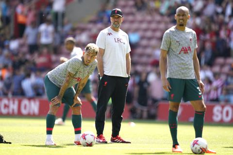Jurgen Klopp flanked by Roberto Firmino (L) and Fabinho (R) | Imago