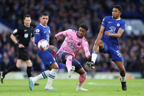London - Premier League Football - Chelsea v Everton - L-R Enzo Fernandez of Chelsea, Demari Gray of Everton and Wesley Fofana of Chelsea - Photo: Jacques Feeney