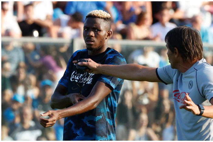 Victor Osimhen and Antonio Conte in training.