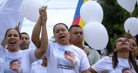Luis Diaz’s mother appears in public for the first time since kidnapping as hundreds take to the streets to demand dad’s release