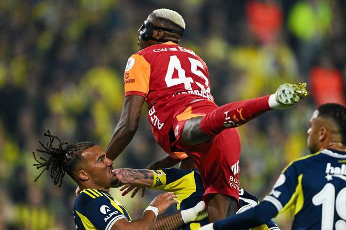 Victor Osimhen takes flight in Fenerbahce vs Galatasaray || Image credit: Imago