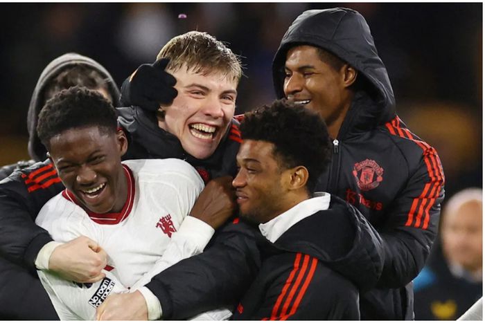 Rasmus Hojlund with his Manchester United teammates against Wolves.