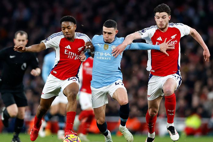 Arsenal's Declan Rice and Myles Lewis-Skelly battle with Manchester City's Phil Foden | Imago