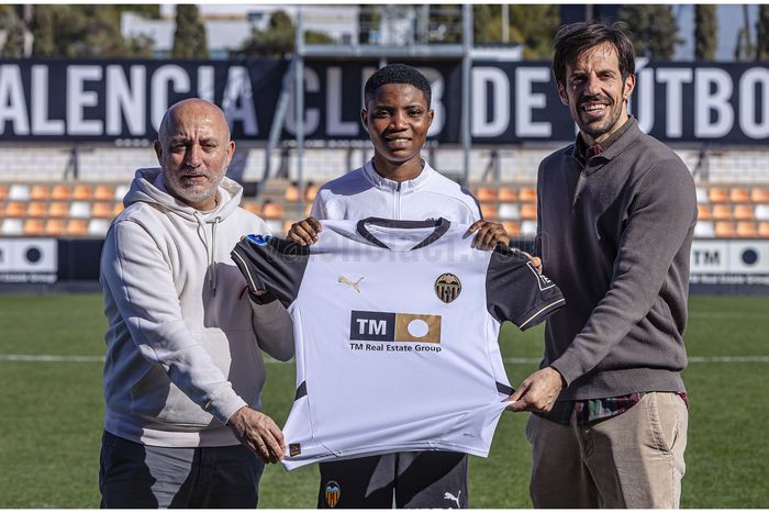 Ezekiel Motunrayo joins Valencia.