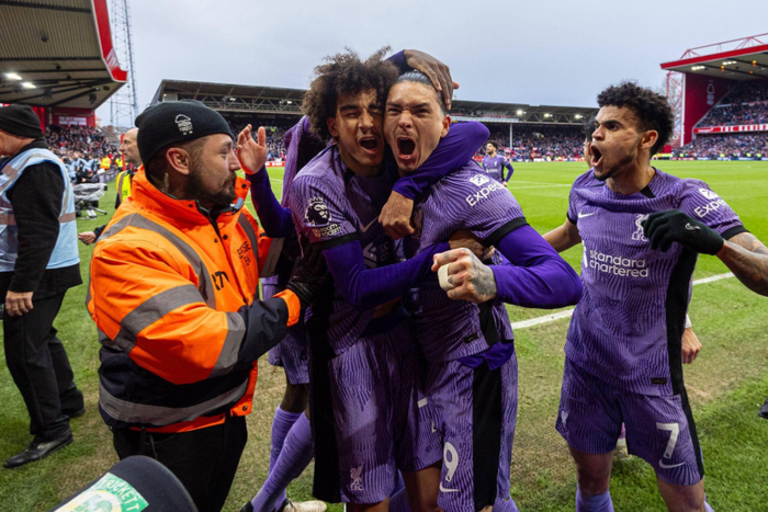 Liverpool s Darwin Nunez celebrates after scoring the winning goal in the ninth minute of injury time during the FA Premier League match between Nottingham Forest FC and Liverpool FC at the City Ground. (Photo by David Rawcliffe/Propaganda)