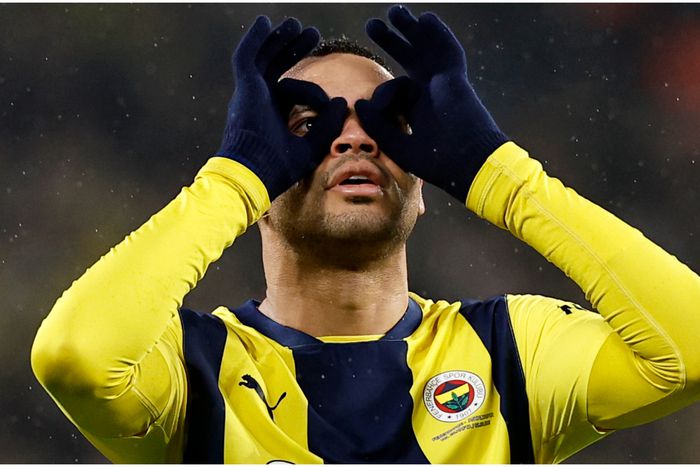 Fenerbahce's En-Nesyri after his important goal.