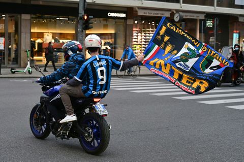 Inter fans party in Milan after 19th Serie A title triumph