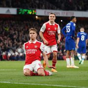 Arsenal back on top after smacking shambolic Chelsea, pressure on City