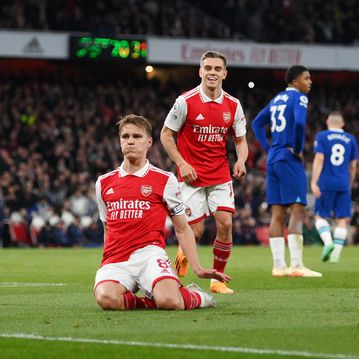 Arsenal back on top after smacking shambolic Chelsea, pressure on City