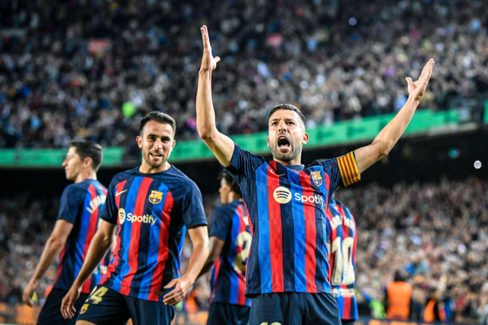Jordi Alba powers Barcelona past Osasuna