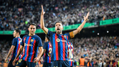 Record-setting Barcelona secure late victory against 10-man Osasuna