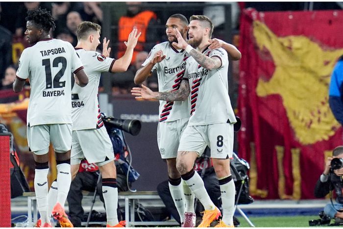 Bayer Leverkusen players celebrate Robert Andrich's remarkable winner.