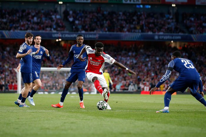Bukayo Saka of Arsenal takes on PSG players (l-r) Khvicha Kvaratskhelia, Fabian Ruiz, Ousmane Dembele and Nuno Mendes (25) Arsenal v Paris Saint-Germain, UEFA Champions League, Semi-Final 1st Leg, Emirates Stadium, Copyright: xMattxImpey Shutterstockx