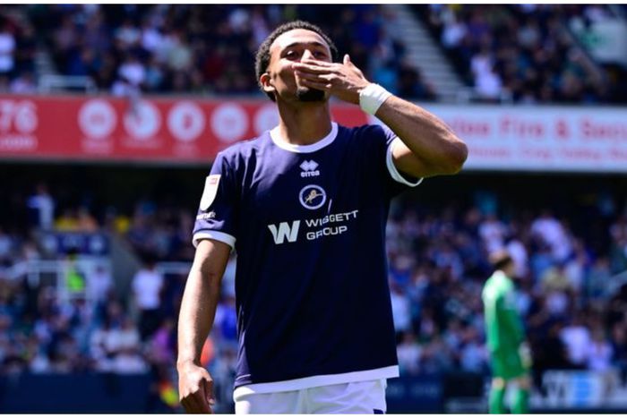 Championship: Femi Azeez celebrates for Millwall vs Oxford United. (Photo Credit: Imago)