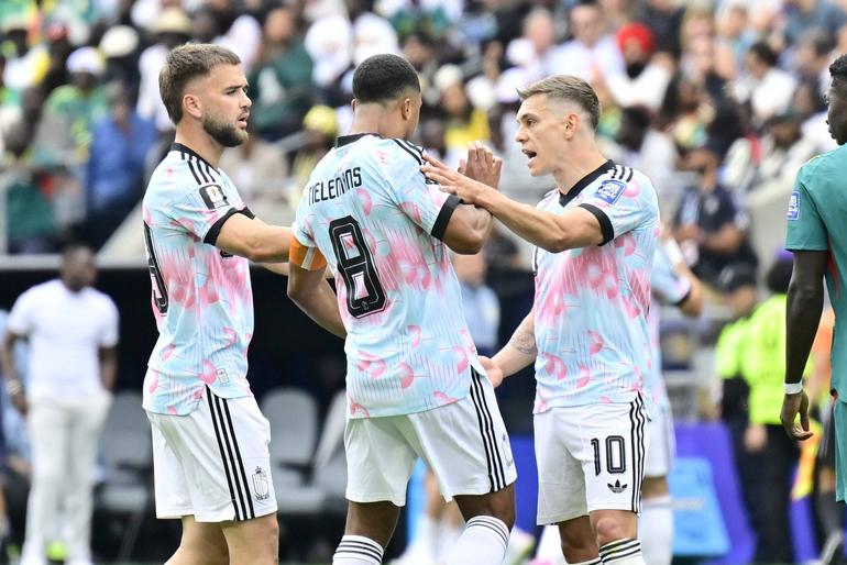 Trossard and Tielemans in a heated argument || imago