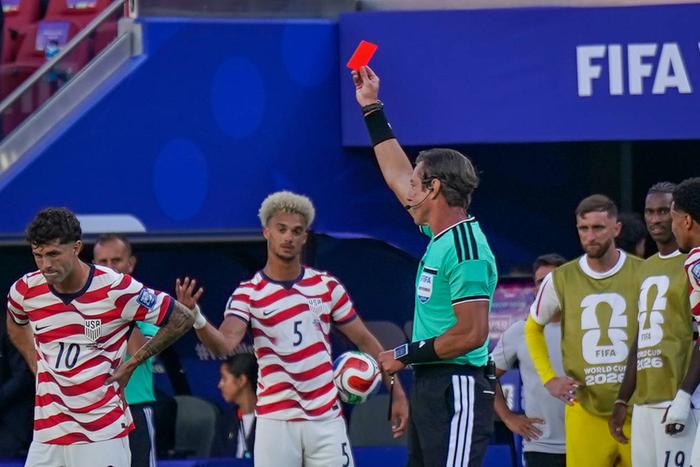Balogun sent off by the referee || imago