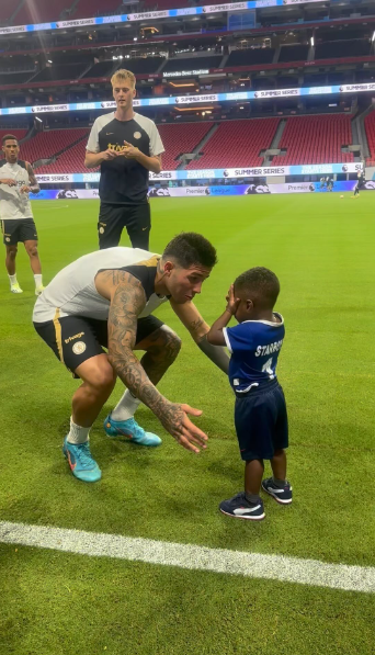 After a workout in Atlanta, Enzo Fernandez was photographed playing peekaboo with a baby Chelsea supporter identified as Tobenna Uchendu, and before he left, they hugged.