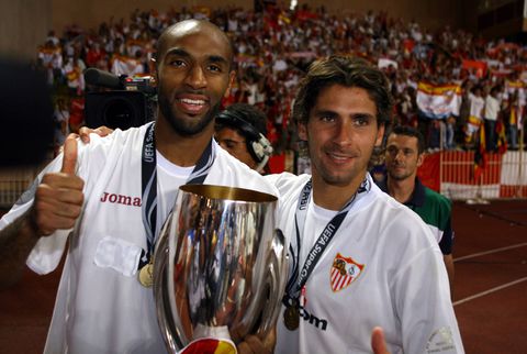 Kanoute lifting the 2005 UEFA Super Cup alongside Julien Escude | Imago