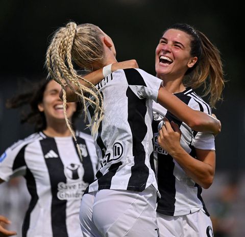 Alisha Lehmann celebrates her goal with teammates || Instagram