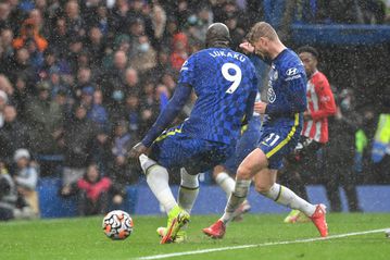 Chelsea seize top spot after dramatic win over Southampton