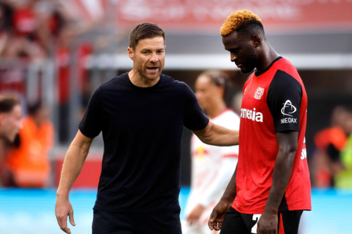 Xabi Alonso giving instructions to Victor Boniface || Image credit: Imago