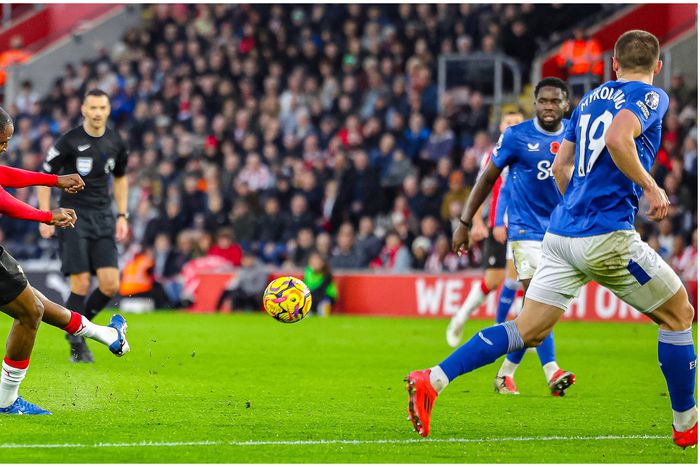 Joe Aribo (7) of Southampton shoots towards the goal during the Premier League match between Southampton and Everton. (Photo Credit: IMAGO / Pro Sports Images)