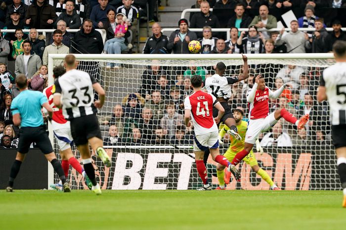 Alexander Isak scores against Arsenal | Imago