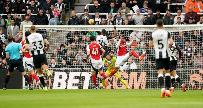 Alexander Isak scores against Arsenal | Imago