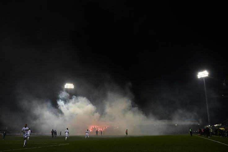 Goalkeeper shaken by 'powerful bang' in French Cup crowd trouble