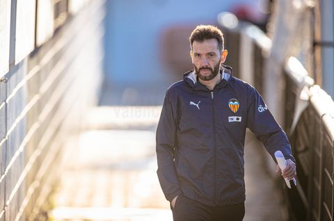 Valencia's new boss Carlos Corberán a || imago