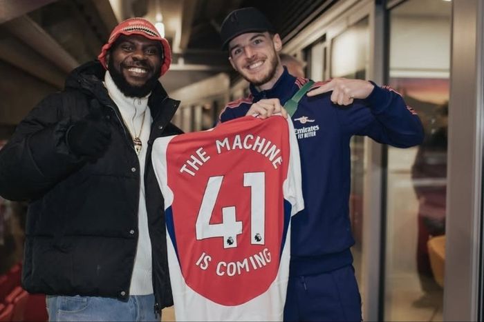 After a 5-1 victory against Manchester City, Declan Rice gifts Nigerian Afrobeats star Odumodublvck an Arsenal jersey.