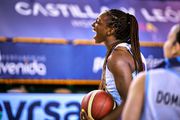 Michaela Onyenwere celebrates MVP with Perfumerías Avenida