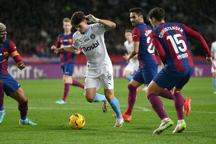Miguel Gutierrez (3) of Girona FC dribbles Ronald Araujo (4) of FC Barcelona (left), Ilkay Gündogan (22) of FC Barcelona and Andreas Christensen (15) of FC Barcelona during the match between FC Barcelona and Girona FC || Image credit: Imago