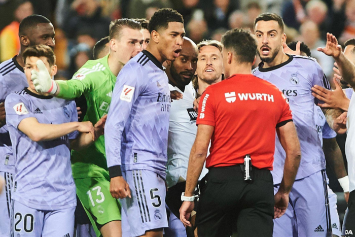 Jude Bellingham (Real Madrid) protest to the referee Jesus Gil Manzano Valencia Estadio de Mestalla Spain *** Spain, Valencia, 02 03 2024, Estadio de Mestalla, FC Valencia v FC Real Madrid La Liga || Image credit: Imago