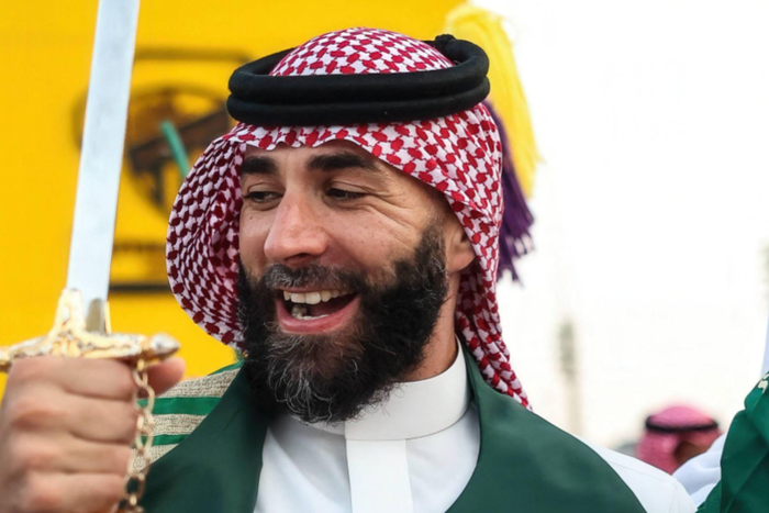 Karim Benzema dances the ‘sword dance’ also known as ‘Ardha’, in Saudi traditional clothes: a ghutra or keffieh on his head, a white dishdasha or thobe,, as he celebrates with his club ‘Al-Ittihad’, the Saudi National Day (September 23) || Imago