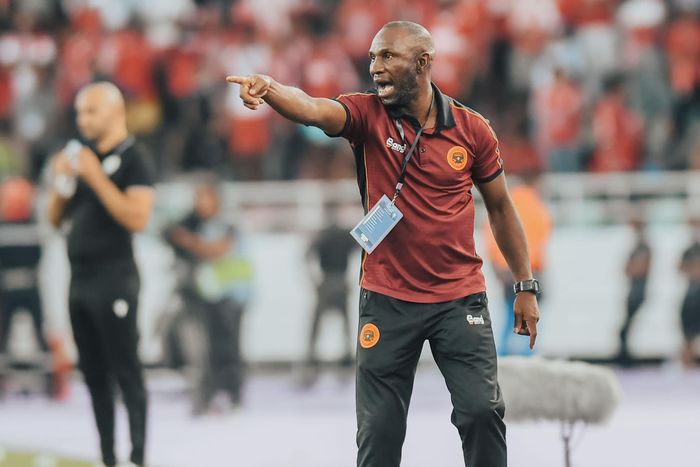 Coach Florent Ibengé issuing instructions on the touchline while at RS Berkane.