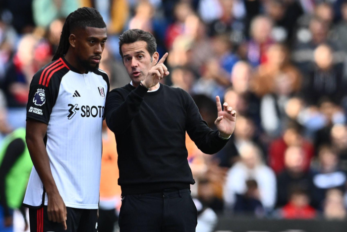 Alex Iwobi and manager Marco Silva during a Premier League match || Image credit: Imago