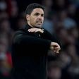 Arsenal manager Mikel Arteta gives instruction during Chelsea game.