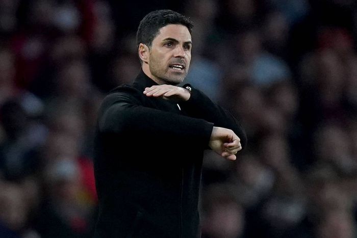 Arsenal manager Mikel Arteta gives instruction during Chelsea game.