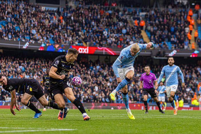 Everton vs Manchester City in Premier League action