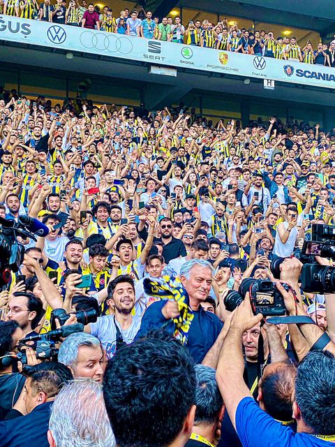 Jose Mourinho welcomed by Fenerbahce fans in style.