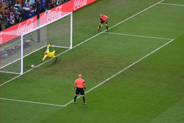 Lionel Messi scores penalty past Hugo Lloris at the FIFA World Cup final || Image credit: Imago