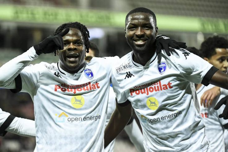 Watch Junior Olaitan score goal of the year contender for Niort