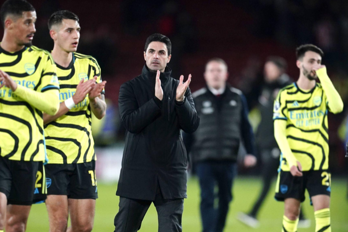 Arsenal players thanking the travelling fans after destroying Sheffield United || Image credit: Imago