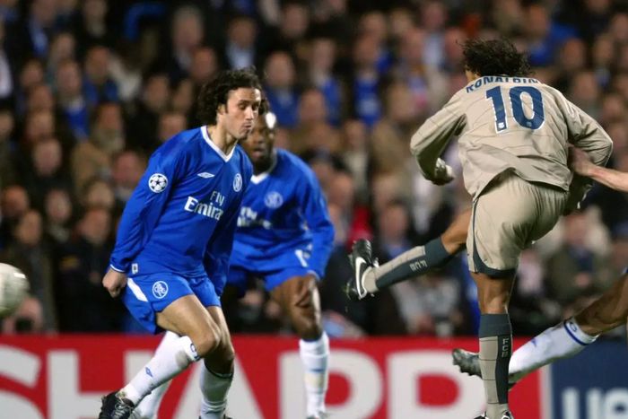 Ronaldinho scoring the iconic goal against Chelsea | SPORTBible